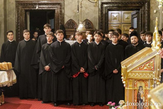 Slujba de priveghere în cinstea Sfintei Cuvioase Parascheva la Catedrala Mitropolitană din Iași / Foto: pr. Silviu Cluci Slujba de priveghere în cinstea Sfintei Cuvioase Parascheva la Catedrala Mitropolitană din Iași