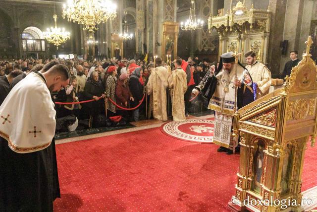 Slujba de priveghere în cinstea Sfintei Cuvioase Parascheva la Catedrala Mitropolitană din Iași / Foto: pr. Silviu Cluci Slujba de priveghere în cinstea Sfintei Cuvioase Parascheva la Catedrala Mitropolitană din Iași