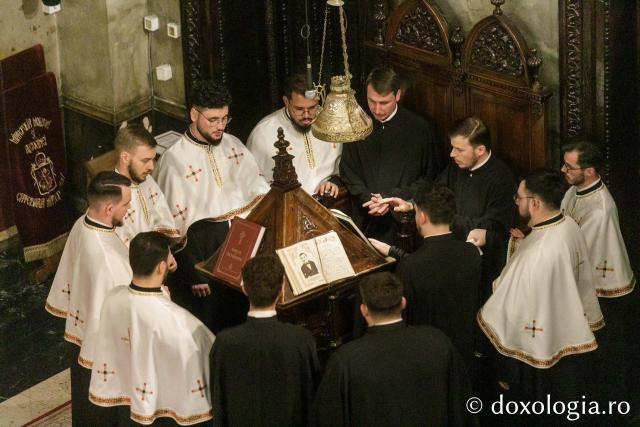 Slujba de priveghere în cinstea Sfintei Cuvioase Parascheva la Catedrala Mitropolitană din Iași / Foto: pr. Silviu Cluci Slujba de priveghere în cinstea Sfintei Cuvioase Parascheva la Catedrala Mitropolitană din Iași