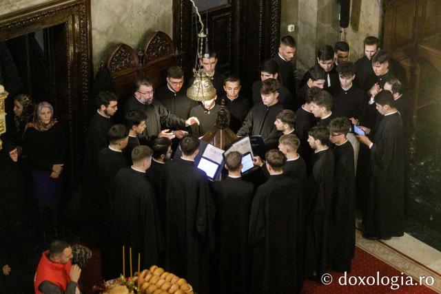 Slujba de priveghere în cinstea Sfintei Cuvioase Parascheva la Catedrala Mitropolitană din Iași / Foto: pr. Silviu Cluci Slujba de priveghere în cinstea Sfintei Cuvioase Parascheva la Catedrala Mitropolitană din Iași