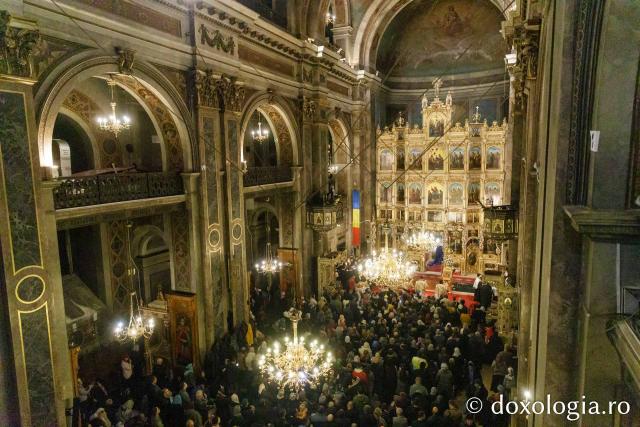 Slujba de priveghere în cinstea Sfintei Cuvioase Parascheva la Catedrala Mitropolitană din Iași / Foto: pr. Silviu Cluci Slujba de priveghere în cinstea Sfintei Cuvioase Parascheva la Catedrala Mitropolitană din Iași