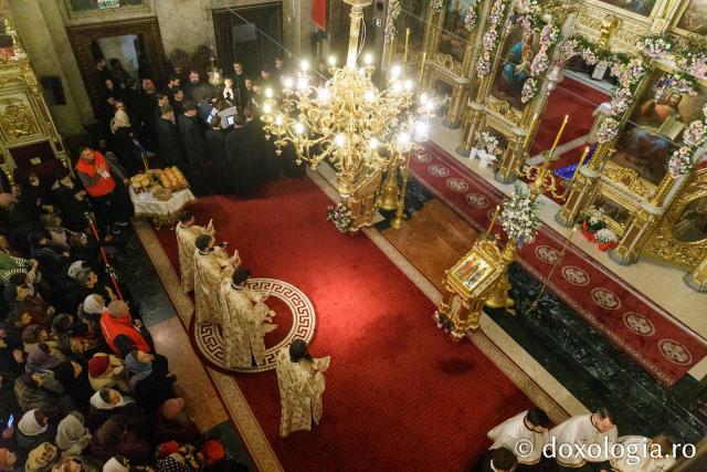Slujba de priveghere în cinstea Sfintei Cuvioase Parascheva la Catedrala Mitropolitană din Iași / Foto: pr. Silviu Cluci Slujba de priveghere în cinstea Sfintei Cuvioase Parascheva la Catedrala Mitropolitană din Iași