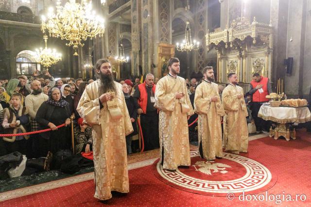 Slujba de priveghere în cinstea Sfintei Cuvioase Parascheva la Catedrala Mitropolitană din Iași / Foto: pr. Silviu Cluci Slujba de priveghere în cinstea Sfintei Cuvioase Parascheva la Catedrala Mitropolitană din Iași
