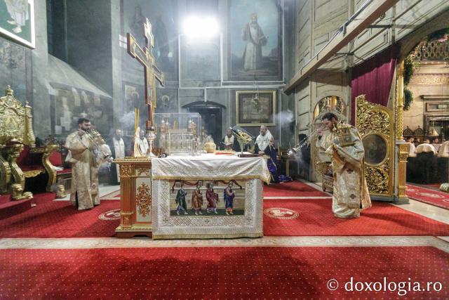 Slujba de priveghere în cinstea Sfintei Cuvioase Parascheva la Catedrala Mitropolitană din Iași / Foto: pr. Silviu Cluci Slujba de priveghere în cinstea Sfintei Cuvioase Parascheva la Catedrala Mitropolitană din Iași