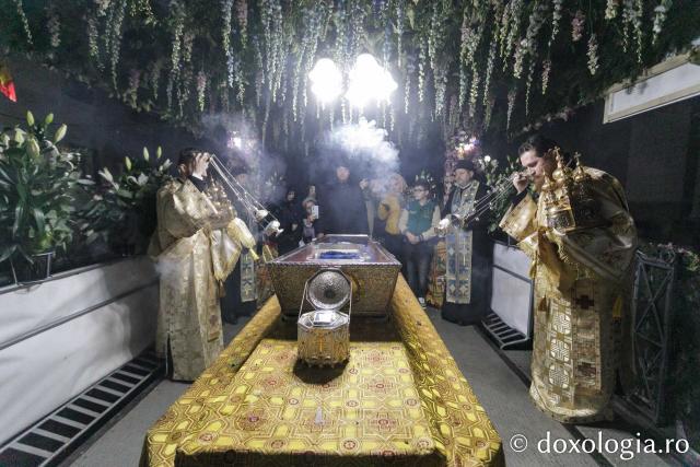 Slujba de priveghere în cinstea Sfintei Cuvioase Parascheva la Catedrala Mitropolitană din Iași / Foto: pr. Silviu Cluci Slujba de priveghere în cinstea Sfintei Cuvioase Parascheva la Catedrala Mitropolitană din Iași