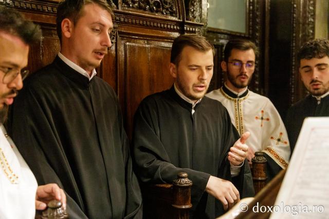 Slujba de priveghere în cinstea Sfintei Cuvioase Parascheva la Catedrala Mitropolitană din Iași / Foto: pr. Silviu Cluci Slujba de priveghere în cinstea Sfintei Cuvioase Parascheva la Catedrala Mitropolitană din Iași