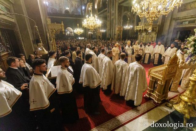 Slujba de priveghere în cinstea Sfintei Cuvioase Parascheva la Catedrala Mitropolitană din Iași / Foto: pr. Silviu Cluci Slujba de priveghere în cinstea Sfintei Cuvioase Parascheva la Catedrala Mitropolitană din Iași