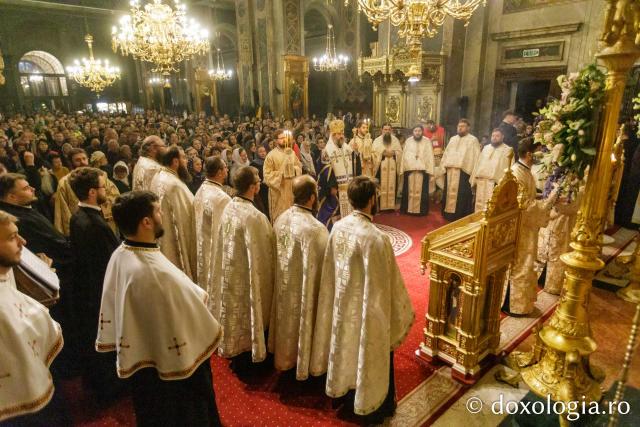Slujba de priveghere în cinstea Sfintei Cuvioase Parascheva la Catedrala Mitropolitană din Iași / Foto: pr. Silviu Cluci Slujba de priveghere în cinstea Sfintei Cuvioase Parascheva la Catedrala Mitropolitană din Iași