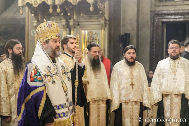 Slujba de priveghere în cinstea Sfintei Cuvioase Parascheva la Catedrala Mitropolitană din Iași / Foto: pr. Silviu Cluci Slujba de priveghere în cinstea Sfintei Cuvioase Parascheva la Catedrala Mitropolitană din Iași