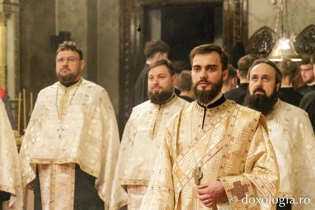 Slujba de priveghere în cinstea Sfintei Cuvioase Parascheva la Catedrala Mitropolitană din Iași / Foto: pr. Silviu Cluci Slujba de priveghere în cinstea Sfintei Cuvioase Parascheva la Catedrala Mitropolitană din Iași