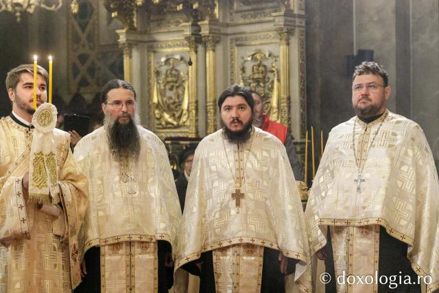 Slujba de priveghere în cinstea Sfintei Cuvioase Parascheva la Catedrala Mitropolitană din Iași / Foto: pr. Silviu Cluci Slujba de priveghere în cinstea Sfintei Cuvioase Parascheva la Catedrala Mitropolitană din Iași