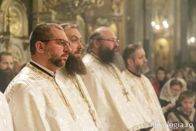 Slujba de priveghere în cinstea Sfintei Cuvioase Parascheva la Catedrala Mitropolitană din Iași / Foto: pr. Silviu Cluci Slujba de priveghere în cinstea Sfintei Cuvioase Parascheva la Catedrala Mitropolitană din Iași