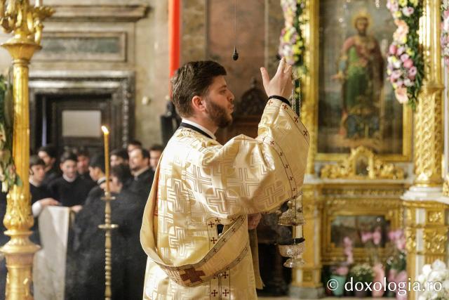 Slujba de priveghere în cinstea Sfintei Cuvioase Parascheva la Catedrala Mitropolitană din Iași / Foto: pr. Silviu Cluci Slujba de priveghere în cinstea Sfintei Cuvioase Parascheva la Catedrala Mitropolitană din Iași