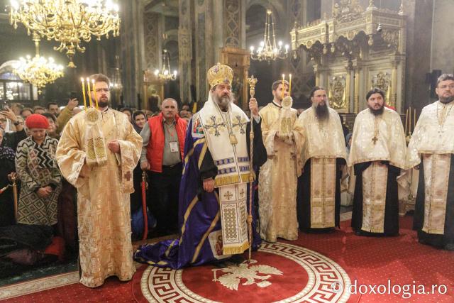Slujba de priveghere în cinstea Sfintei Cuvioase Parascheva la Catedrala Mitropolitană din Iași / Foto: pr. Silviu Cluci Slujba de priveghere în cinstea Sfintei Cuvioase Parascheva la Catedrala Mitropolitană din Iași