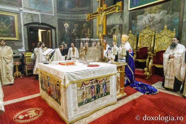 Slujba de priveghere în cinstea Sfintei Cuvioase Parascheva la Catedrala Mitropolitană din Iași / Foto: pr. Silviu Cluci Slujba de priveghere în cinstea Sfintei Cuvioase Parascheva la Catedrala Mitropolitană din Iași