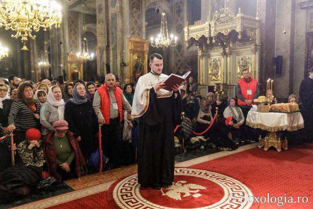 Slujba de priveghere în cinstea Sfintei Cuvioase Parascheva la Catedrala Mitropolitană din Iași / Foto: pr. Silviu Cluci Slujba de priveghere în cinstea Sfintei Cuvioase Parascheva la Catedrala Mitropolitană din Iași
