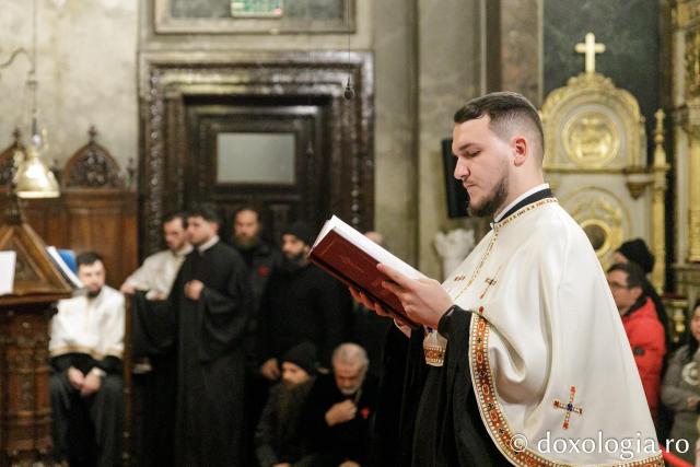 Slujba de priveghere în cinstea Sfintei Cuvioase Parascheva la Catedrala Mitropolitană din Iași / Foto: pr. Silviu Cluci Slujba de priveghere în cinstea Sfintei Cuvioase Parascheva la Catedrala Mitropolitană din Iași