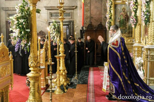 Slujba de priveghere în cinstea Sfintei Cuvioase Parascheva la Catedrala Mitropolitană din Iași / Foto: pr. Silviu Cluci Slujba de priveghere în cinstea Sfintei Cuvioase Parascheva la Catedrala Mitropolitană din Iași
