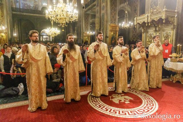 Slujba de priveghere în cinstea Sfintei Cuvioase Parascheva la Catedrala Mitropolitană din Iași / Foto: pr. Silviu Cluci Slujba de priveghere în cinstea Sfintei Cuvioase Parascheva la Catedrala Mitropolitană din Iași