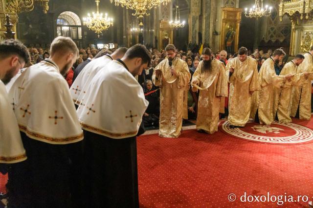 Slujba de priveghere în cinstea Sfintei Cuvioase Parascheva la Catedrala Mitropolitană din Iași / Foto: pr. Silviu Cluci Slujba de priveghere în cinstea Sfintei Cuvioase Parascheva la Catedrala Mitropolitană din Iași