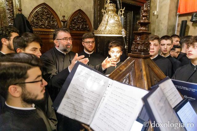 Slujba de priveghere în cinstea Sfintei Cuvioase Parascheva la Catedrala Mitropolitană din Iași / Foto: pr. Silviu Cluci Slujba de priveghere în cinstea Sfintei Cuvioase Parascheva la Catedrala Mitropolitană din Iași