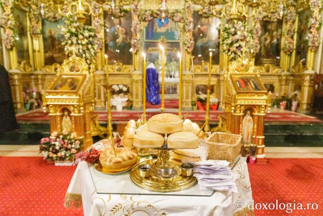 Slujba de priveghere în cinstea Sfintei Cuvioase Parascheva la Catedrala Mitropolitană din Iași / Foto: pr. Silviu Cluci Slujba de priveghere în cinstea Sfintei Cuvioase Parascheva la Catedrala Mitropolitană din Iași