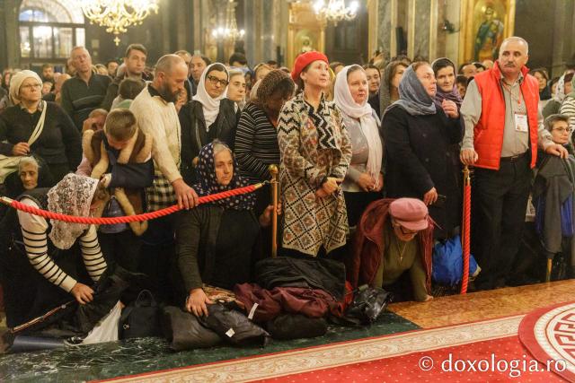 Slujba de priveghere în cinstea Sfintei Cuvioase Parascheva la Catedrala Mitropolitană din Iași / Foto: pr. Silviu Cluci Slujba de priveghere în cinstea Sfintei Cuvioase Parascheva la Catedrala Mitropolitană din Iași