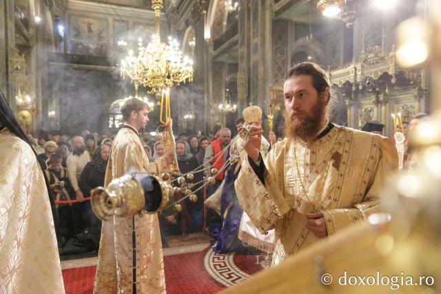 Slujba de priveghere în cinstea Sfintei Cuvioase Parascheva la Catedrala Mitropolitană din Iași / Foto: pr. Silviu Cluci Slujba de priveghere în cinstea Sfintei Cuvioase Parascheva la Catedrala Mitropolitană din Iași