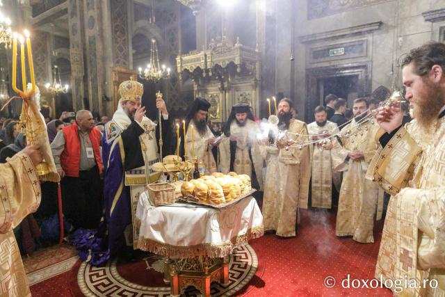 Slujba de priveghere în cinstea Sfintei Cuvioase Parascheva la Catedrala Mitropolitană din Iași / Foto: pr. Silviu Cluci Slujba de priveghere în cinstea Sfintei Cuvioase Parascheva la Catedrala Mitropolitană din Iași
