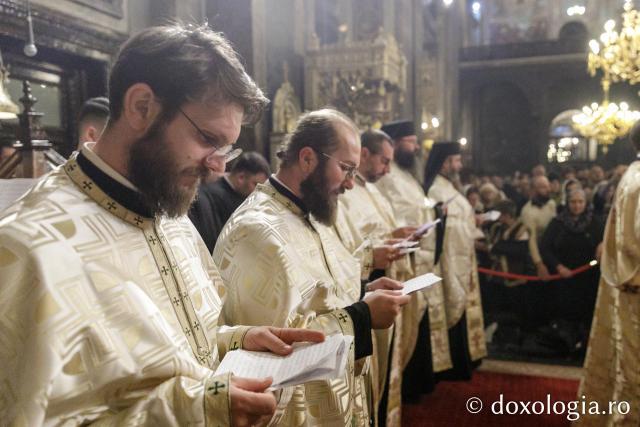 Slujba de priveghere în cinstea Sfintei Cuvioase Parascheva la Catedrala Mitropolitană din Iași / Foto: pr. Silviu Cluci Slujba de priveghere în cinstea Sfintei Cuvioase Parascheva la Catedrala Mitropolitană din Iași