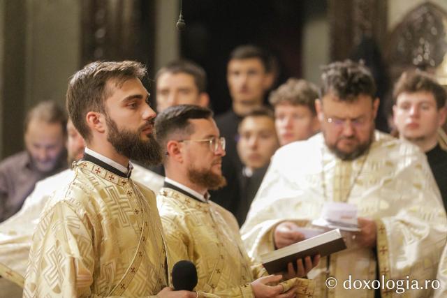 Slujba de priveghere în cinstea Sfintei Cuvioase Parascheva la Catedrala Mitropolitană din Iași / Foto: pr. Silviu Cluci Slujba de priveghere în cinstea Sfintei Cuvioase Parascheva la Catedrala Mitropolitană din Iași