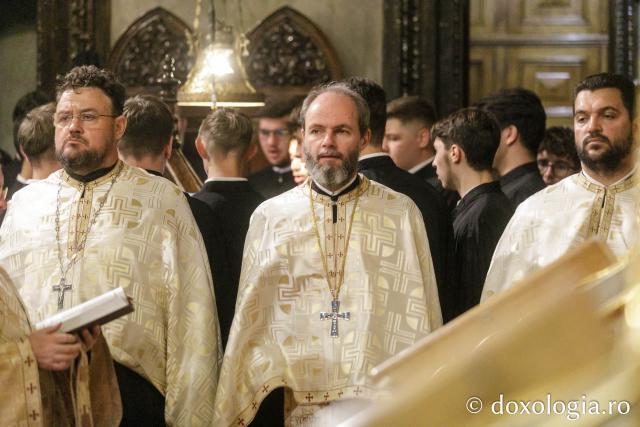 Slujba de priveghere în cinstea Sfintei Cuvioase Parascheva la Catedrala Mitropolitană din Iași / Foto: pr. Silviu Cluci Slujba de priveghere în cinstea Sfintei Cuvioase Parascheva la Catedrala Mitropolitană din Iași