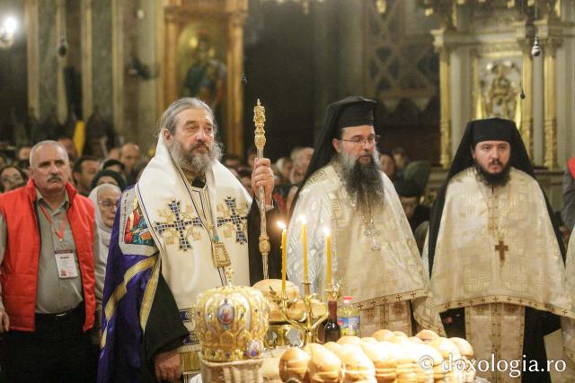 Slujba de priveghere în cinstea Sfintei Cuvioase Parascheva la Catedrala Mitropolitană din Iași / Foto: pr. Silviu Cluci Slujba de priveghere în cinstea Sfintei Cuvioase Parascheva la Catedrala Mitropolitană din Iași