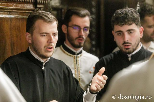 Slujba de priveghere în cinstea Sfintei Cuvioase Parascheva la Catedrala Mitropolitană din Iași / Foto: pr. Silviu Cluci Slujba de priveghere în cinstea Sfintei Cuvioase Parascheva la Catedrala Mitropolitană din Iași