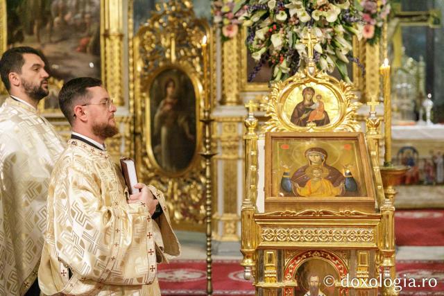 Slujba de priveghere în cinstea Sfintei Cuvioase Parascheva la Catedrala Mitropolitană din Iași / Foto: pr. Silviu Cluci Slujba de priveghere în cinstea Sfintei Cuvioase Parascheva la Catedrala Mitropolitană din Iași