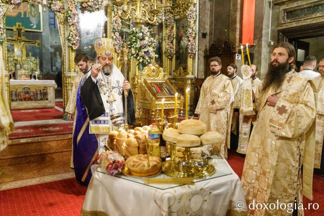 Slujba de priveghere în cinstea Sfintei Cuvioase Parascheva la Catedrala Mitropolitană din Iași / Foto: pr. Silviu Cluci Slujba de priveghere în cinstea Sfintei Cuvioase Parascheva la Catedrala Mitropolitană din Iași