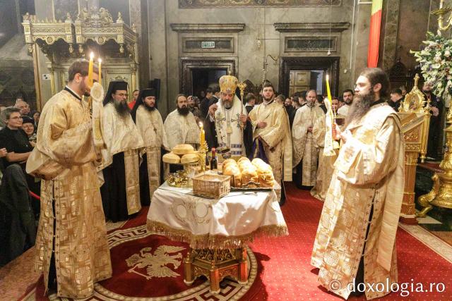 Slujba de priveghere în cinstea Sfintei Cuvioase Parascheva la Catedrala Mitropolitană din Iași / Foto: pr. Silviu Cluci Slujba de priveghere în cinstea Sfintei Cuvioase Parascheva la Catedrala Mitropolitană din Iași