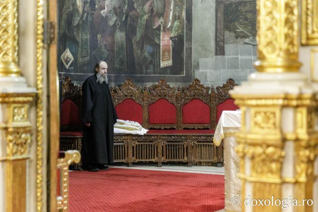 Slujba de priveghere în cinstea Sfintei Cuvioase Parascheva la Catedrala Mitropolitană din Iași / Foto: pr. Silviu Cluci Slujba de priveghere în cinstea Sfintei Cuvioase Parascheva la Catedrala Mitropolitană din Iași