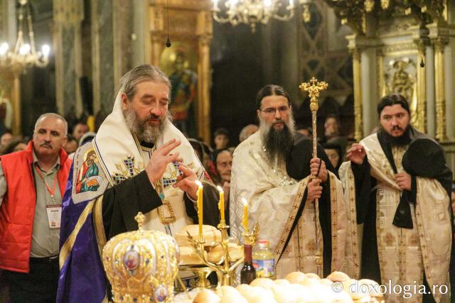 Slujba de priveghere în cinstea Sfintei Cuvioase Parascheva la Catedrala Mitropolitană din Iași / Foto: pr. Silviu Cluci Slujba de priveghere în cinstea Sfintei Cuvioase Parascheva la Catedrala Mitropolitană din Iași
