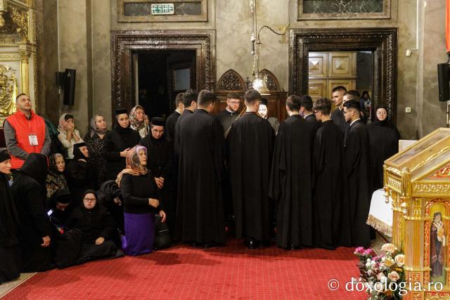 Slujba de priveghere în cinstea Sfintei Cuvioase Parascheva la Catedrala Mitropolitană din Iași / Foto: pr. Silviu Cluci Slujba de priveghere în cinstea Sfintei Cuvioase Parascheva la Catedrala Mitropolitană din Iași