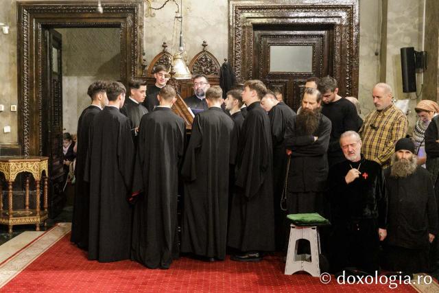 Slujba de priveghere în cinstea Sfintei Cuvioase Parascheva la Catedrala Mitropolitană din Iași / Foto: pr. Silviu Cluci Slujba de priveghere în cinstea Sfintei Cuvioase Parascheva la Catedrala Mitropolitană din Iași