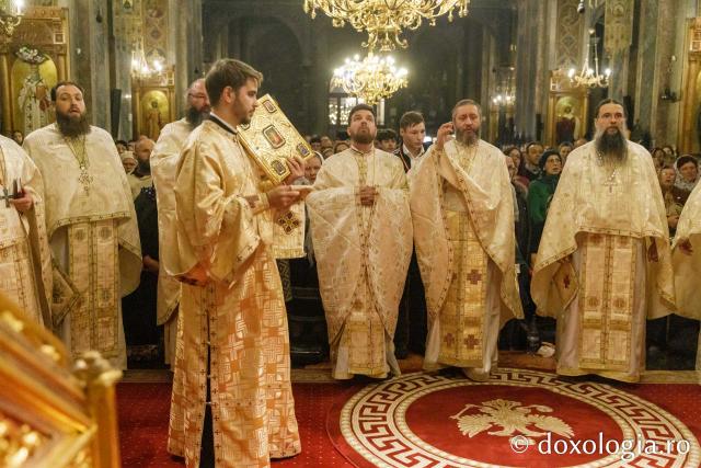 Slujba de priveghere în cinstea Sfintei Cuvioase Parascheva la Catedrala Mitropolitană din Iași / Foto: pr. Silviu Cluci Slujba de priveghere în cinstea Sfintei Cuvioase Parascheva la Catedrala Mitropolitană din Iași