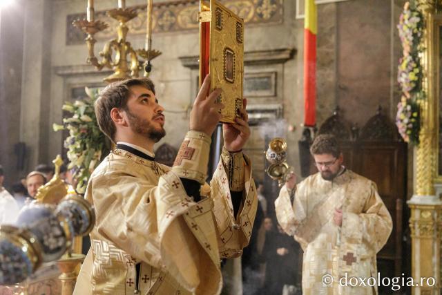 Slujba de priveghere în cinstea Sfintei Cuvioase Parascheva la Catedrala Mitropolitană din Iași / Foto: pr. Silviu Cluci Slujba de priveghere în cinstea Sfintei Cuvioase Parascheva la Catedrala Mitropolitană din Iași