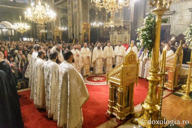 Slujba de priveghere în cinstea Sfintei Cuvioase Parascheva la Catedrala Mitropolitană din Iași / Foto: pr. Silviu Cluci Slujba de priveghere în cinstea Sfintei Cuvioase Parascheva la Catedrala Mitropolitană din Iași