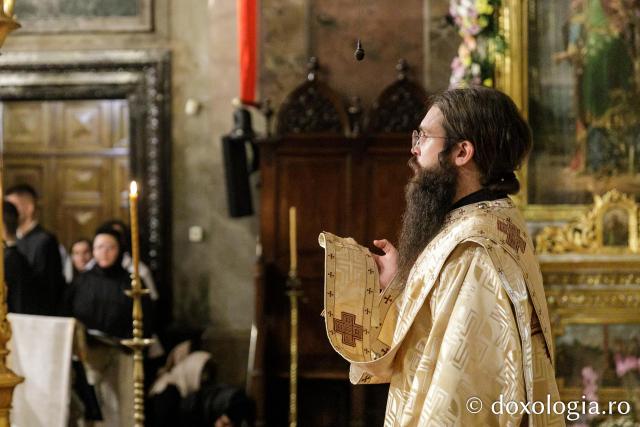 Slujba de priveghere în cinstea Sfintei Cuvioase Parascheva la Catedrala Mitropolitană din Iași / Foto: pr. Silviu Cluci Slujba de priveghere în cinstea Sfintei Cuvioase Parascheva la Catedrala Mitropolitană din Iași