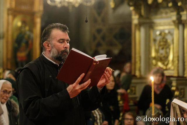 Slujba de priveghere în cinstea Sfintei Cuvioase Parascheva la Catedrala Mitropolitană din Iași / Foto: pr. Silviu Cluci Slujba de priveghere în cinstea Sfintei Cuvioase Parascheva la Catedrala Mitropolitană din Iași