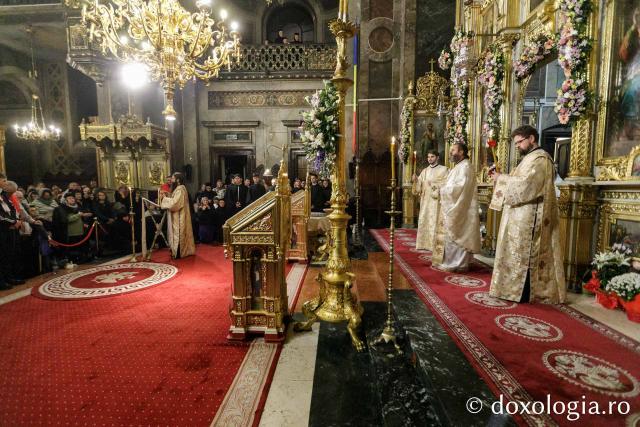 Slujba de priveghere în cinstea Sfintei Cuvioase Parascheva la Catedrala Mitropolitană din Iași / Foto: pr. Silviu Cluci Slujba de priveghere în cinstea Sfintei Cuvioase Parascheva la Catedrala Mitropolitană din Iași