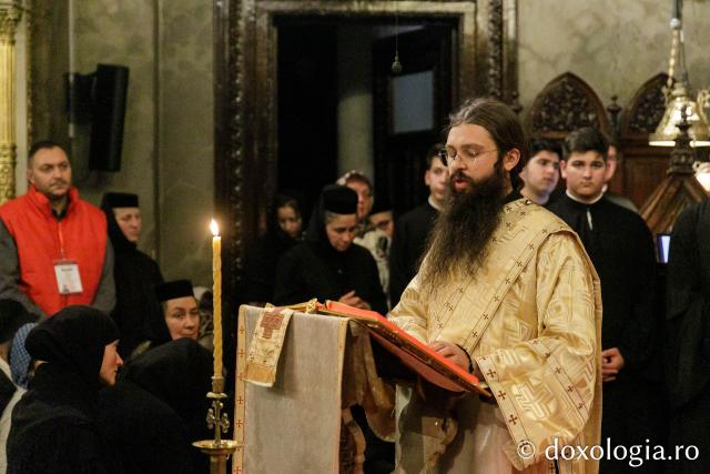 Slujba de priveghere în cinstea Sfintei Cuvioase Parascheva la Catedrala Mitropolitană din Iași / Foto: pr. Silviu Cluci Slujba de priveghere în cinstea Sfintei Cuvioase Parascheva la Catedrala Mitropolitană din Iași
