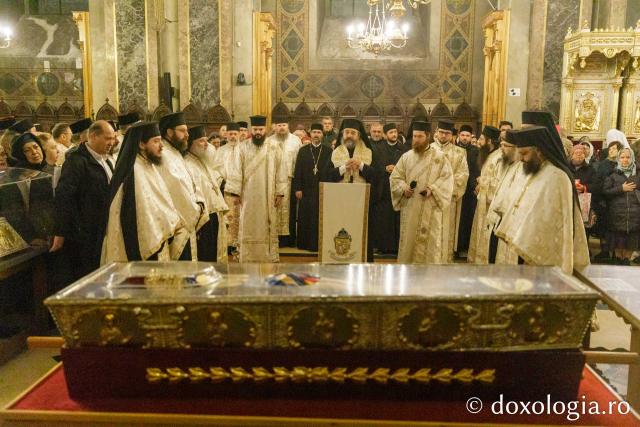 Procesiunea scoaterii spre închinare a moaștelor Sfintei Cuvioase Parascheva – 2025