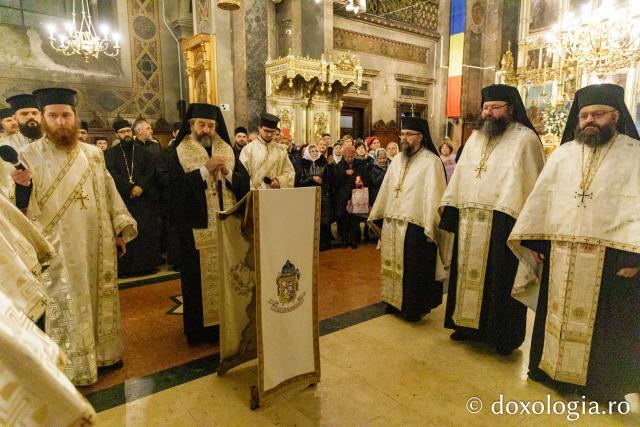 Procesiunea scoaterii spre închinare a moaștelor Sfintei Cuvioase Parascheva – 2025